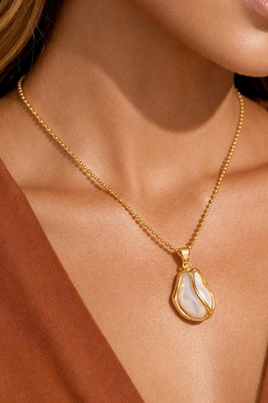 Modern Pearl Pendant Necklace